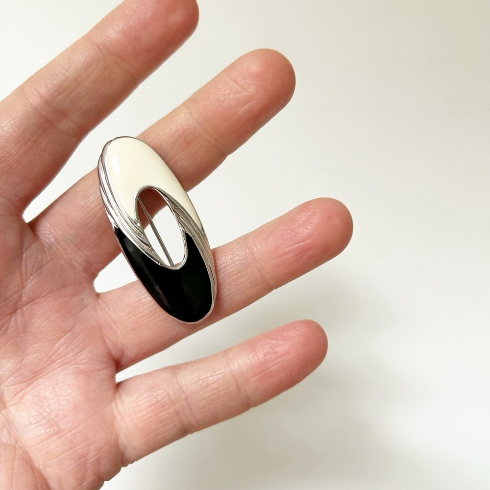 Vintage Unbranded Silver Toned Oval Black & White Brooch 80’s Costume Jewelry - Picture 5 of 5